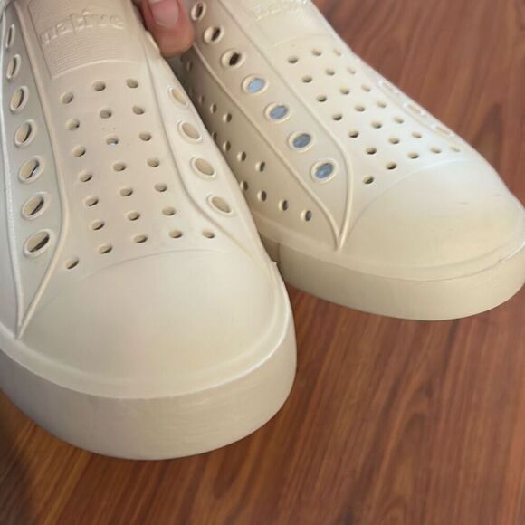 New Native shoes bone color beige slip on shoes women's nine mens seven - Picture 6 of 7